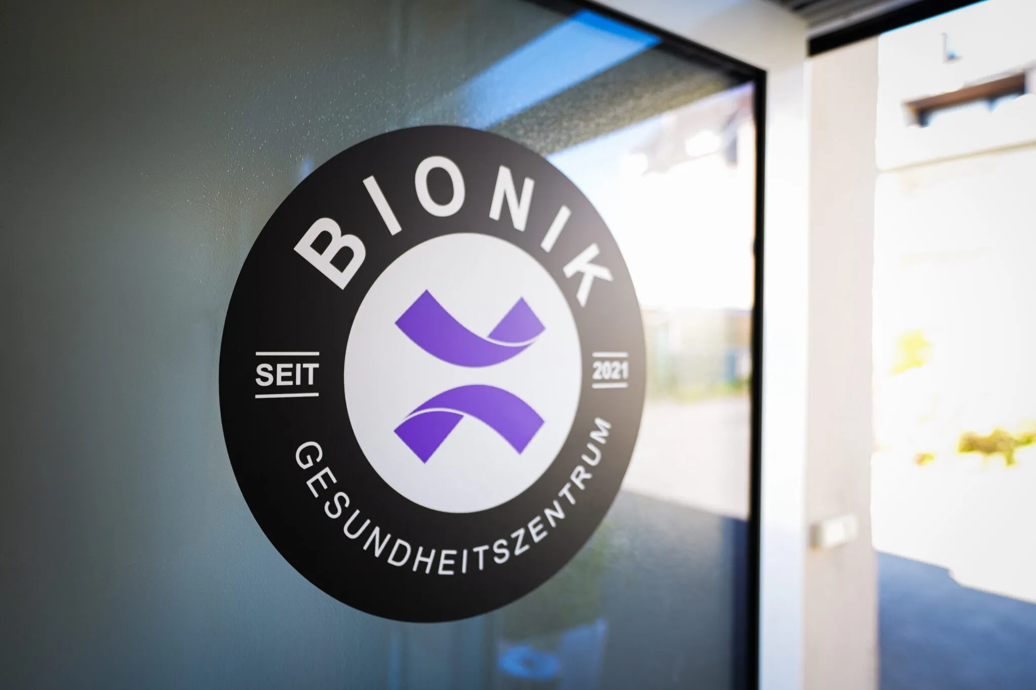 BIONIK Gesundheitszentrum – Logo an der Eingangstür eines Standorts