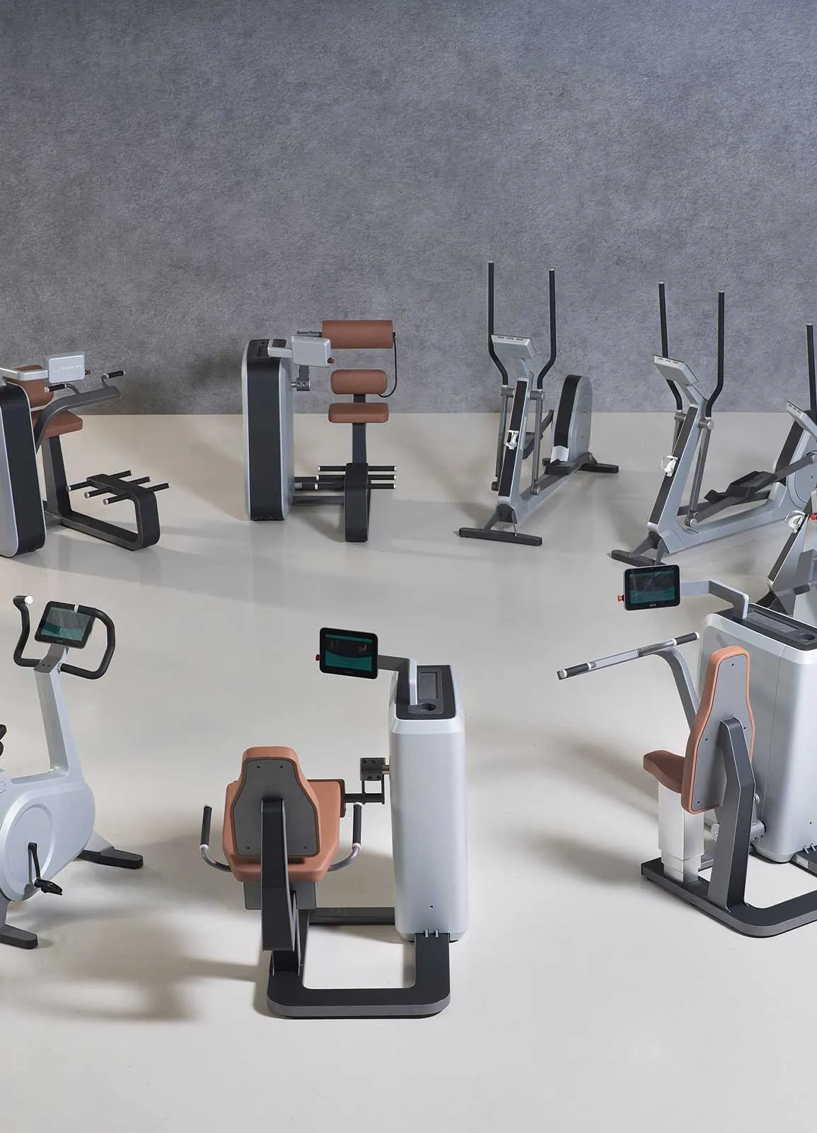 Moderne Milon-Trainingsfläche im BIONIK Gesundheitszentrum mit sensorgestützten Geräten und digitalen Displays