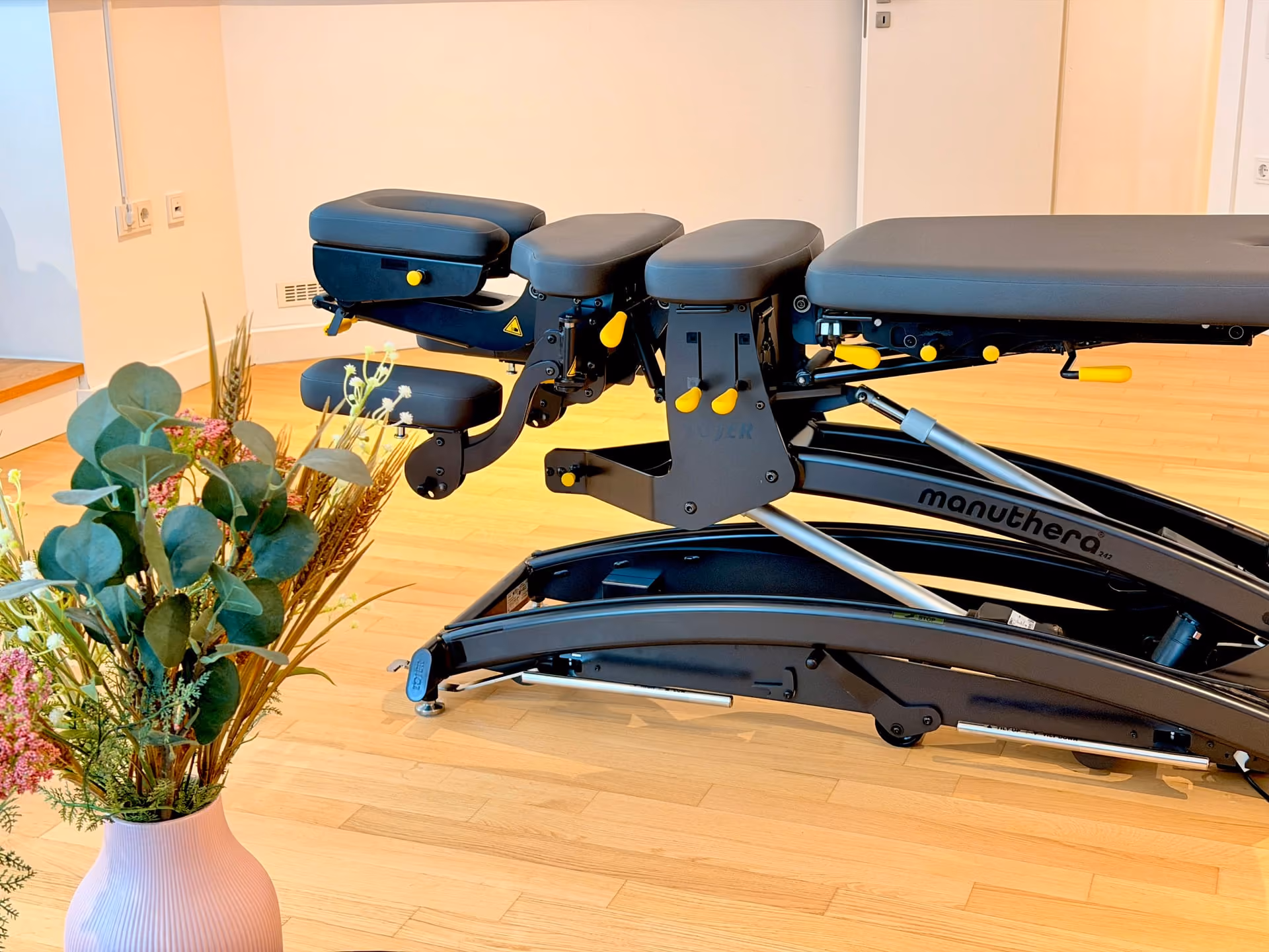 BIONIK Düsseldorf-Oberkassel – Behandlungsliege im Therapieraum